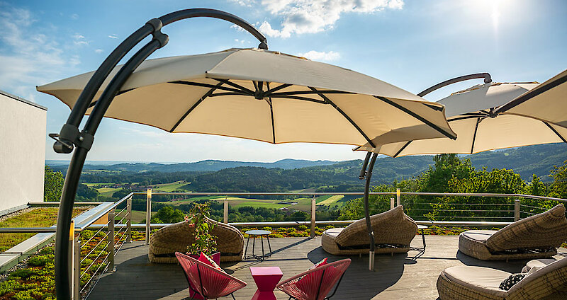 Große Sonnenschirme auf der Terrasse